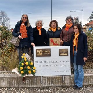 Cuneo, rose giale di Zonta Cuneo, davanti alla lapide dedicata alle donne vittime di violenza alla rotonda di corso Francia