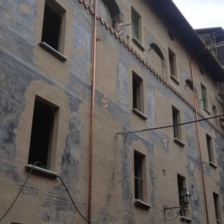 Saluzzo, la facciata con la storia della bella Maghellona, in via Maghelona. Una parte è stata appena restaurata
