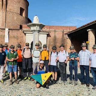 La marxcia dei ricordi degli ex Artiglieri. Il passaggio davanti alla Castiglia, alla fontana della Drancia di Saluzzo