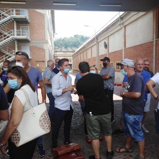 Il presidio dei lavoratori di Govone ieri ai cancelli della Miroglio di Alba