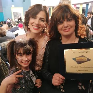 LA vincitrice Angela Marceddu con la collaboratrice Giulia Lugaj e la figlia Gloria
