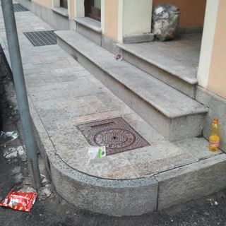 Via Santuario a Mondovi: i clienti della Mondo24 sono proprio i figli delle persone che si lamentano