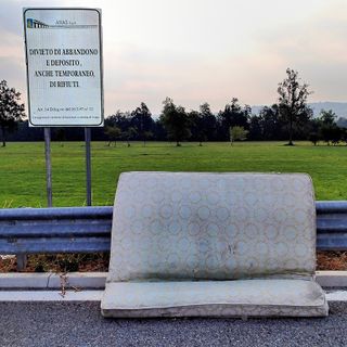 L''"opera d'arte" stride un po' col cartello...