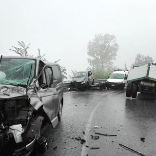 Incidente a Novello: autotreno fuori strada, altri due veicoli coinvolti
