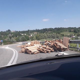 Camion perde le pedane che stava trasportando: tragedia sfiorata all'imbocco della superstrada per Asti