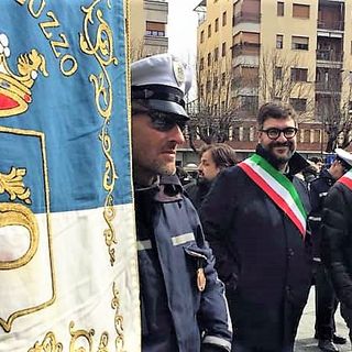 I sindaci Calderoni (Saluzzo, a sinistra) e Demarchi (Castellar, a destra). In primo piano, il gonfalone della Città di Saluzzo I sindaci Calderoni (Saluzzo, a sinistra) e Demarchi (Castellar, a destra). In primo piano, il gonfalone della Città di Saluzzo