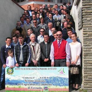 Foto di gruppo sulla scalinata della scuola
