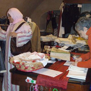 Il negozio della Caritas dove si effettuano i saldi (© targatocn.it)