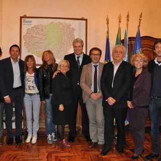 Foto di gruppo per il neo presidente della Provincia Borgna ed i consiglieri eletti