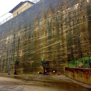 Nella foto il muraglione che sostiene la parte alta del centro storico e il belvedere allestito nella scorsa stagione