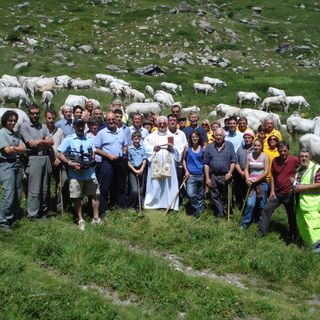 La 'carovana' in posa dopo aver raggiunto l'alpeggio