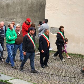 Con la fiaccolata funerea di Casteldelfino, il territorio lancia il guanto di sfida alla Regione Piemonte