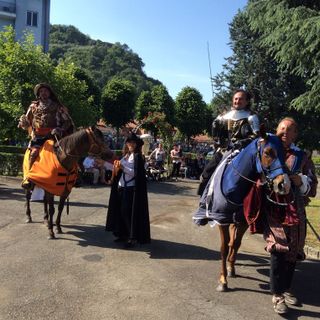 I protagonisti di “Maggio Castello” sfilano alla casa di riposo di Revello