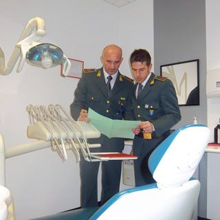 Studi dentistici abusivi ad Alba e Grinzane Cavour. Denunciate 6 persone
