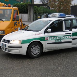 Un'auto della Polizia Locale di Guarene