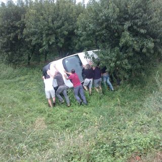 L'auto capottata mentre viene rimessa sulle quattro ruote L'auto capottata mentre viene rimessa sulle quattro ruote