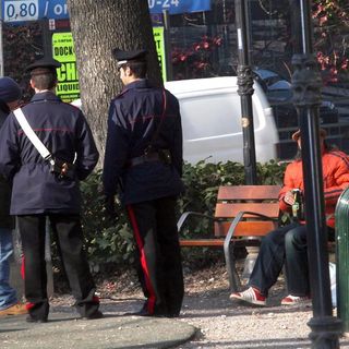 Tre uomini e una donna condannati a 4 mesi: infastidivano i titolari dei bar di Alba che non volevano dar loro da bere gratis