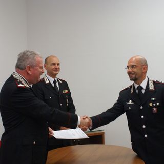 Il Gen. Lavacca premia il Cap. Grigoletto