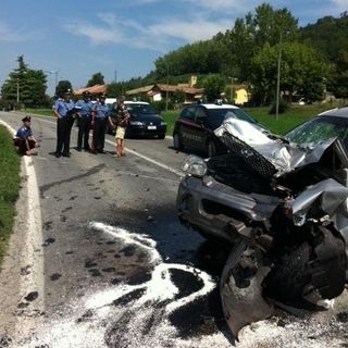 Auto contro camion a Monchiero: donna rimane incastrata tra le lamiere
