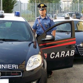Alba, ruba un cellulare e si nasconde nelle vigne: arrestato macedone per furto e porto abusivo di armi