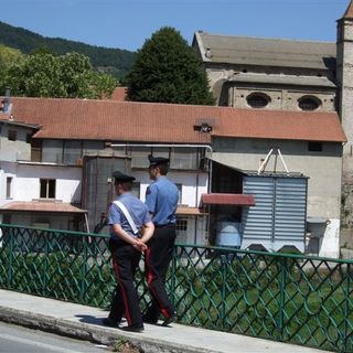 Pugni e calci alla convivente, che minaccia anche con un coltello: arrestato a Cortemilia muratore 48enne