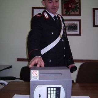 Un carabiniere mostra la cassaforte &quot;rubata&quot;