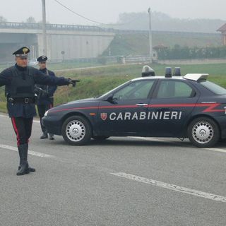 Bra, ladri di smartphone e auto scappano e abbandonano la refurtiva