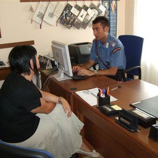 Alba, botte alla moglie, mobili distrutti: denunciato ed allontanato da casa marito violento