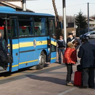 Affollati gli autobus di linea per il trasporto studenti? I carabinieri di Fossano accertano che è tutto in regola