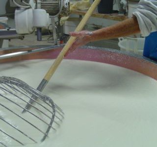 Latticello sversato in una bealera: condannato al pagamento di 9mila euro l'amministratore del caseificio Fiandino di Villafalletto