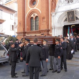 La bara del dottor Cunzolo portata a spalle dai colleghi