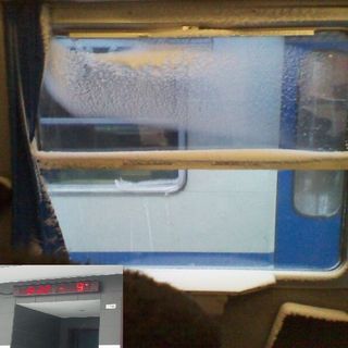 Una delle carrozze in partenza da Torino con la neve sui sedili. Nel riquadro, la temeratura a Cuneo dopo le 8 (© targatocn.it)