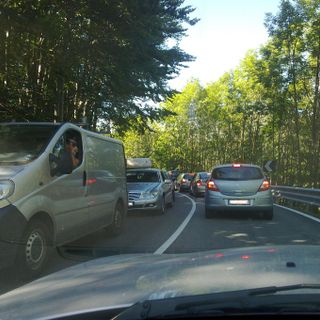 Valle Roja: code di ore per un semaforo che regola un senso unico da 20 metri con un uomo messo lì a sorvegliare...e poi si vuole tagliare la ferrovia