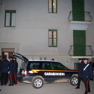 Inquirenti davanti alla casa dove è stata ammazzata Fatima