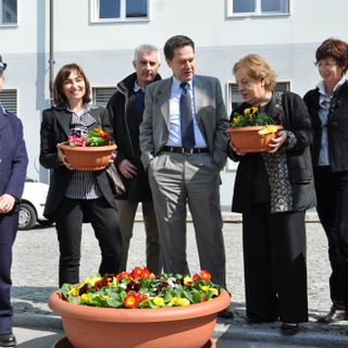 I primi fiori coltivati al carcere di Cuneo sono stati donati a Gianna Gancia e a Licia Viscusi
