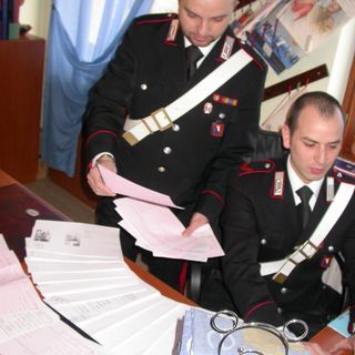 Titolare di un'agenzia pratiche auto di Alba truffa 15 autotrasportatori stranieri