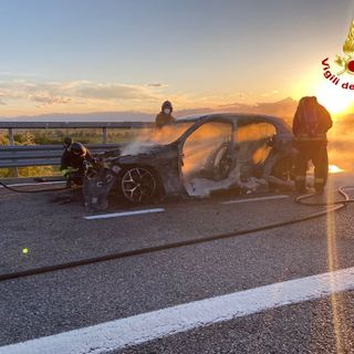 Macchina a fuoco sulla Torino-Savona, intervento dei vigili del fuoco