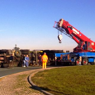 Il camion ribaltato (© targatocn.it)