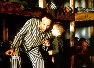 Un'immagine tratta dal fil di Roberto benigni "La vita è bella"