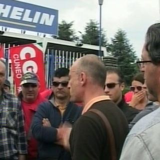 Mobilitazione dei lavoratori davanti ai cancelli Michelin di Cuneo (VIDEO)