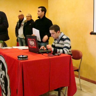 CasaPound utilizza le pensiline degli autobus per l'affissione dei suoi manifesti