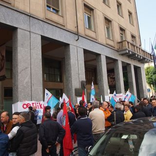 Lavoratori della Graziano di Garessio manifestano davanti alla Provincia