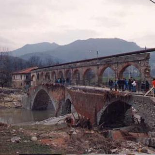 Il ponte di Bagnasco distrutto nel 94 dall'alluvione fu ricostruito grazie ai fondi del "Maurizio Costanzo Show"