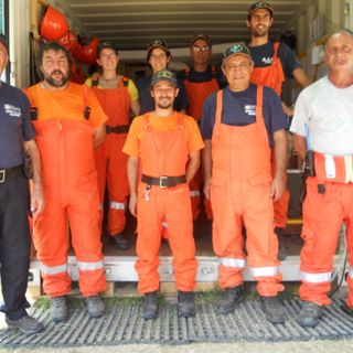 I volontari di riero sono i primo tre dietro partendo da destra