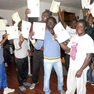 La festa dei profughi dopo aver ottenuto il documento