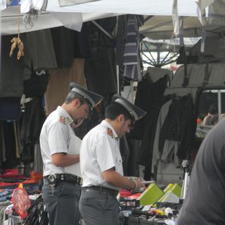 Occhiali da sole “taroccati”, venditore ambulante condannato a un mese di reclusione