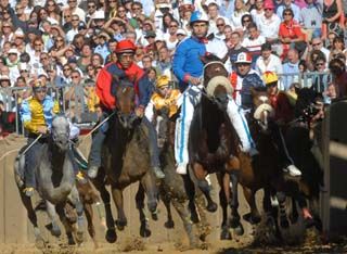 Gli appassionati di Palio, Cavalli e Sbandieratori possono seguire in diretta web il Palio di Asti