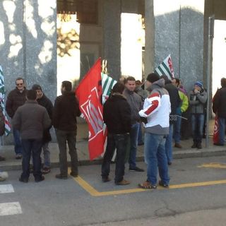 I dipendenti della cartiera durante una manifestazione di protesta sotto la sede della Provincia I dipendenti della cartiera durante una manifestazione di protesta sotto la sede della Provincia