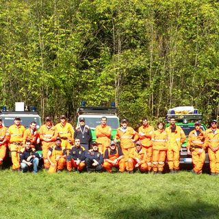 Gli uomini impegnati nell'esercitazione antincendio boschivo a Priero