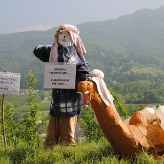Uno spaventapasseri sulla collina di Castellar